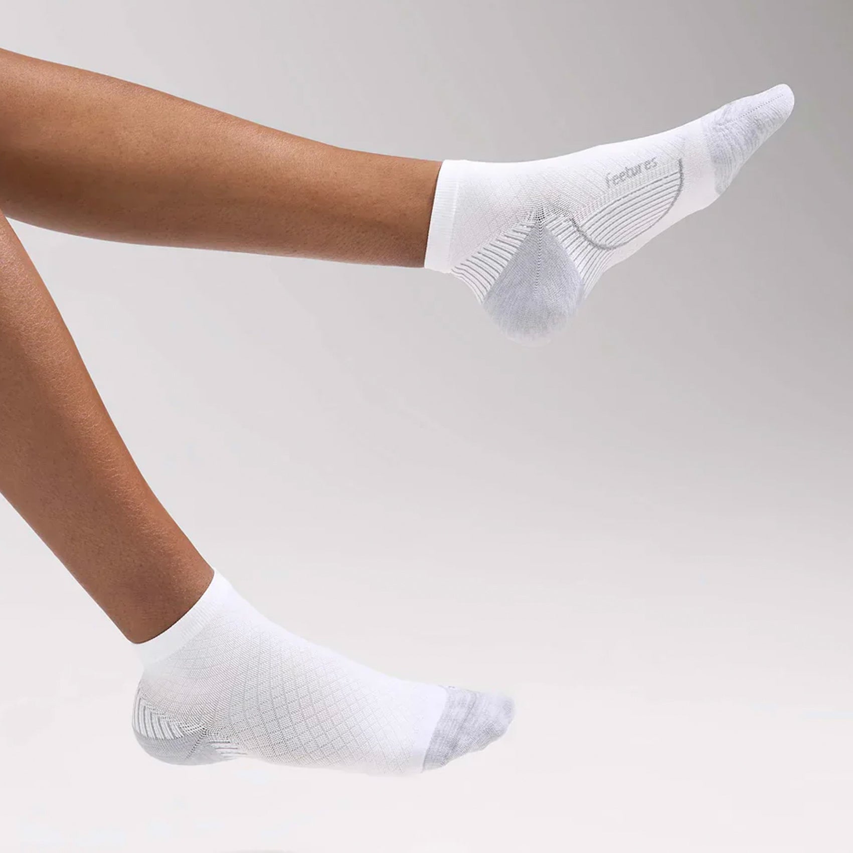 Feetures Plantar Fasciitis UltraLight Compression Sock Quarter - White